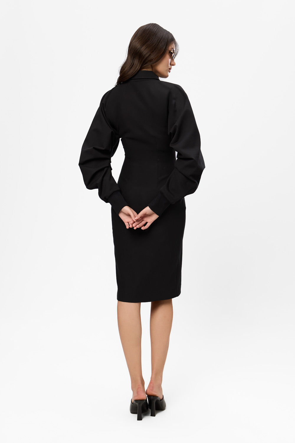 Czarna bluzka-sukienka Kaia z rękawami na gumkę i ukrytym zamkiem bocznym.