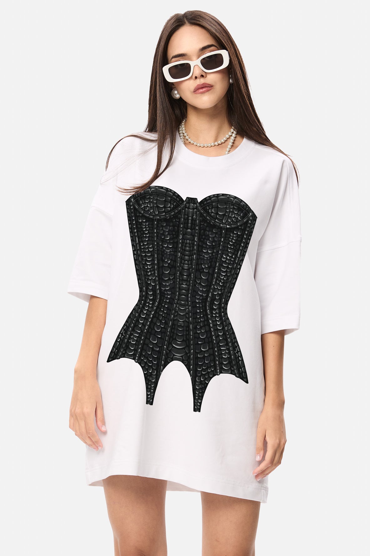 Rochie Tricou damă, Alba, imprimeu corset, viscoză premium, croială cambrată, detalii elegante (guler rotund, cordon ajustabil).