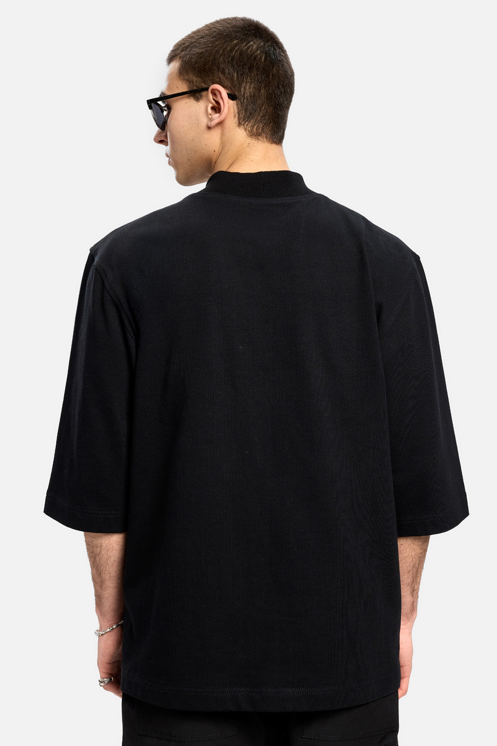 Tricou negru Oversized | Barbati  | Negru | Stil Rafinat & Confort | Elegant & Distinctiv | Atelier Hamza.
Cumpara acum!