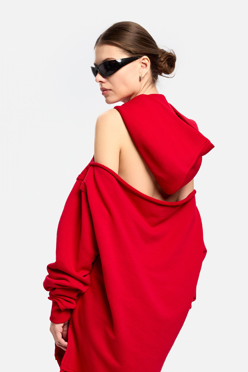 Czerwona bluza z kapturem FRAGILE wyszywana W
