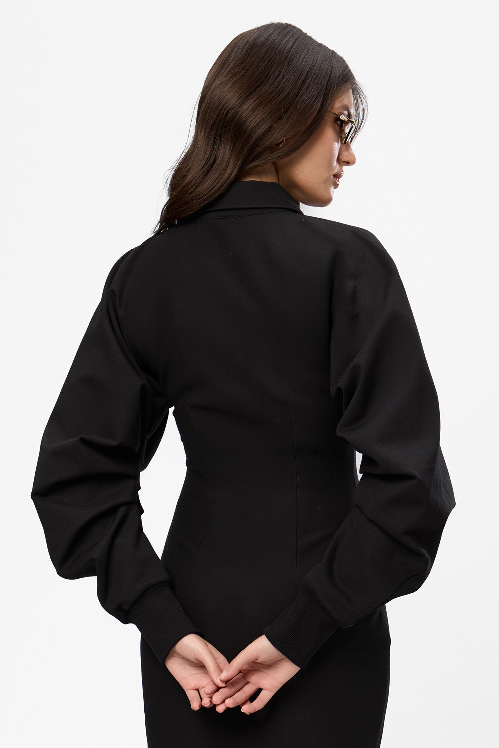 Czarna bluzka-sukienka Kaia z rękawami na gumkę i ukrytym zamkiem bocznym.