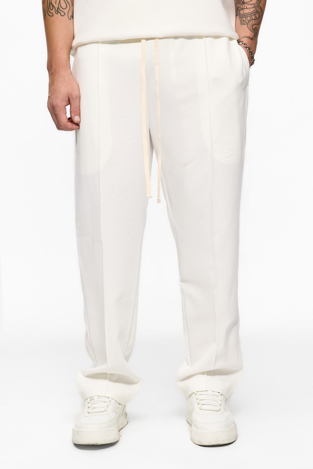 Pantaloni off white cu croiala lejera 247 de la Atelier Hamza. Cumpara acum