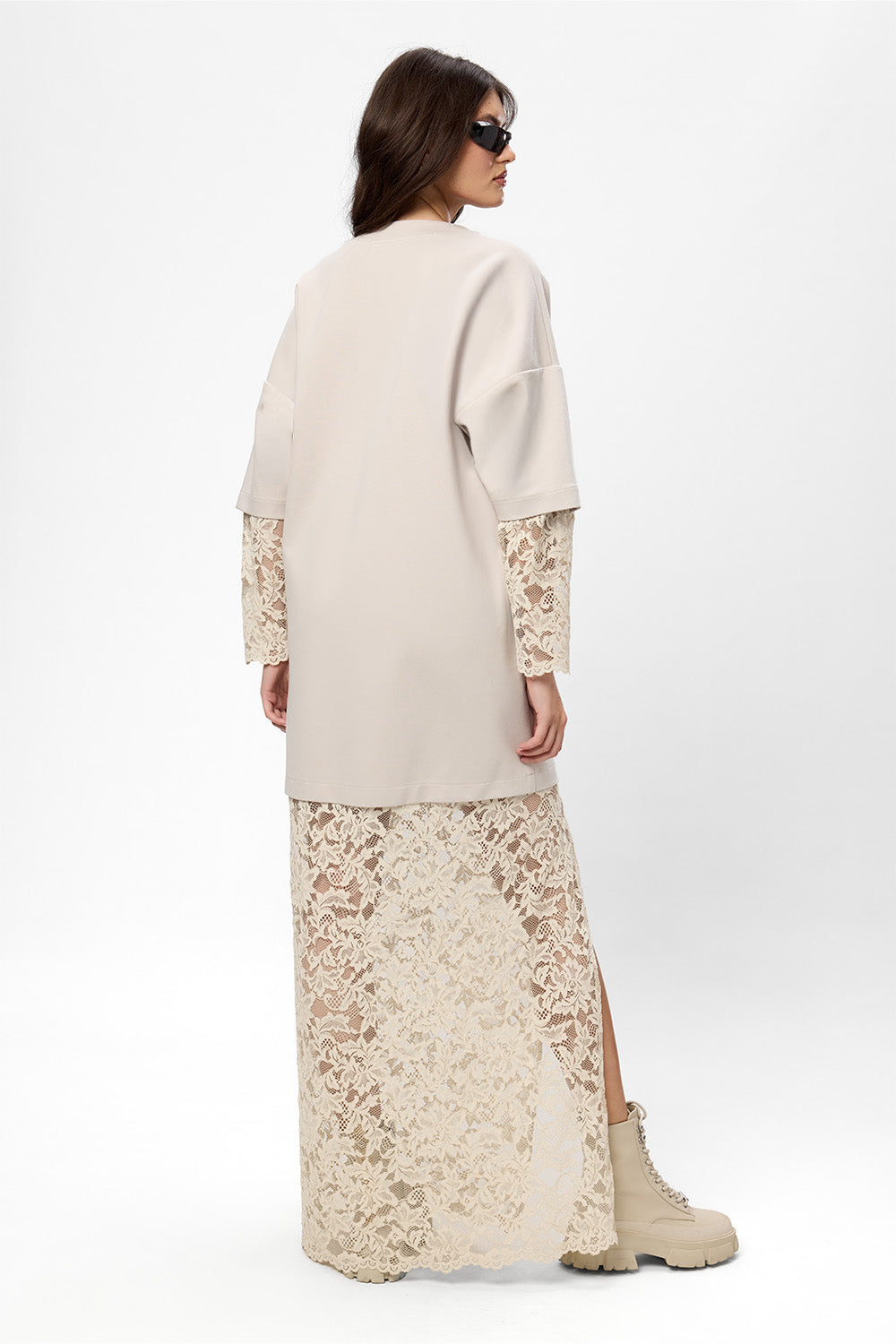 Czarna sukienka Venice z koronkową spódnicą i rękawami