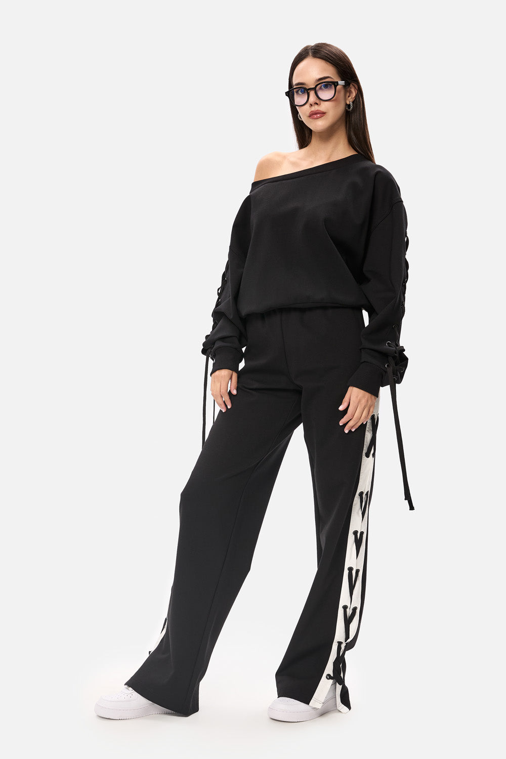 Bluza neagra Linea pentru femei, confecționat din bumbac premium, ideal pentru ținute casual și streetwear.