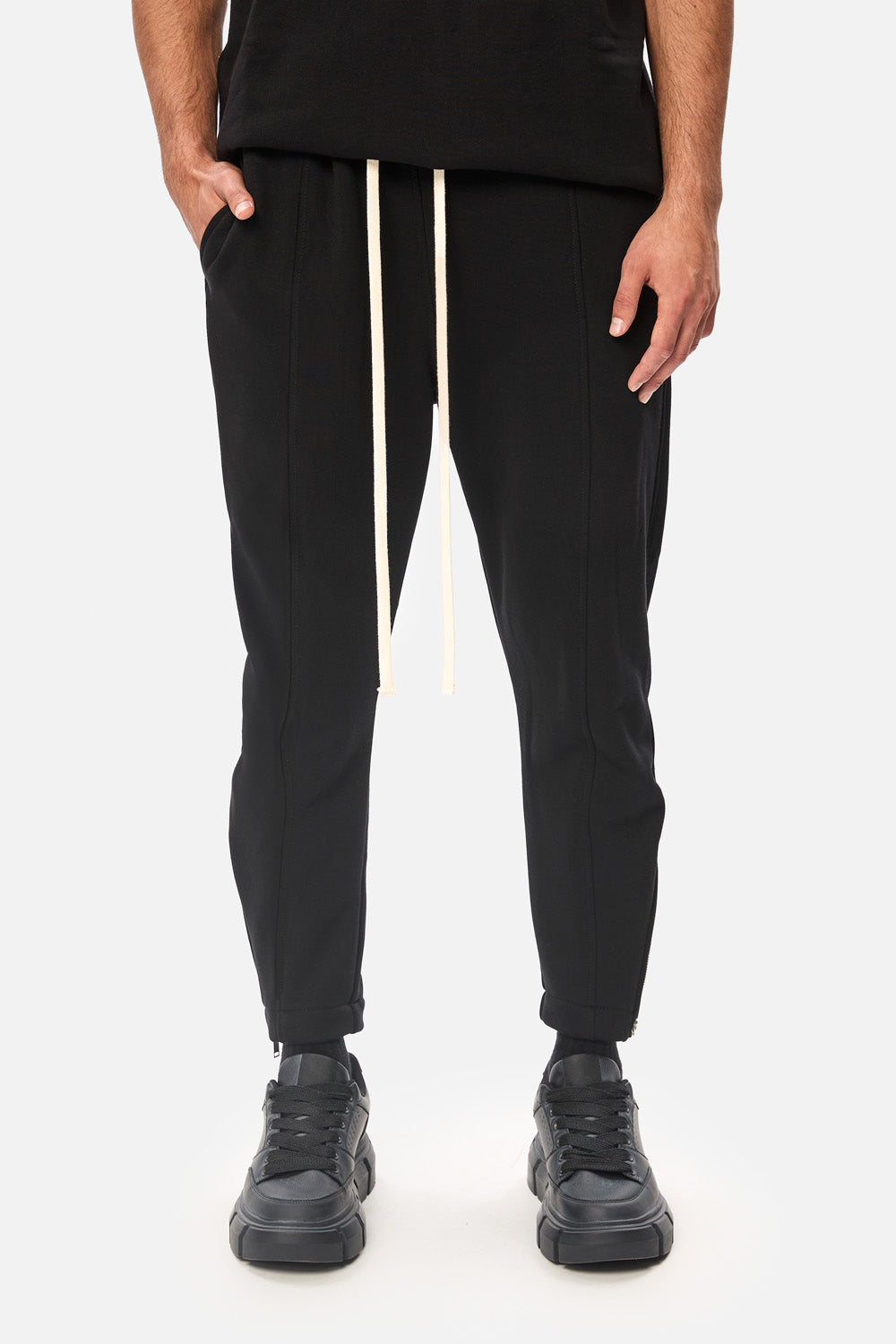 Pantaloni negrii Dark Black, confecționat din bumbac, perfect pentru un stil casual și urban.