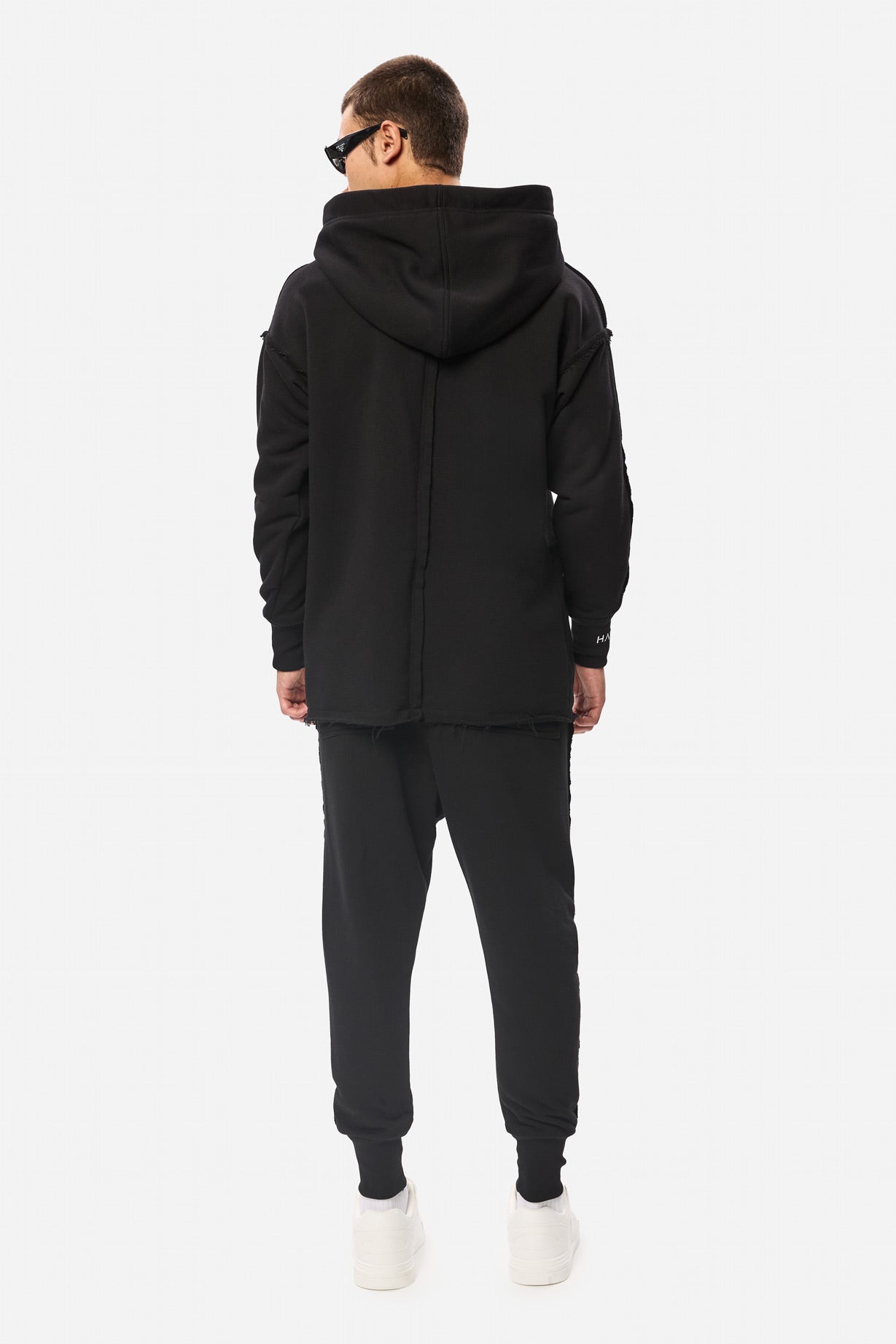 Pantaloni negrii Crudo Black  Unfinished edges , confecționat din bumbac, perfect pentru un stil casual și urban.