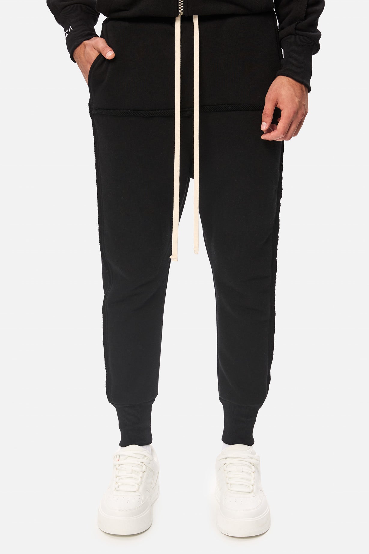 Pantaloni negrii Crudo Black  Unfinished edges , confecționat din bumbac, perfect pentru un stil casual și urban.