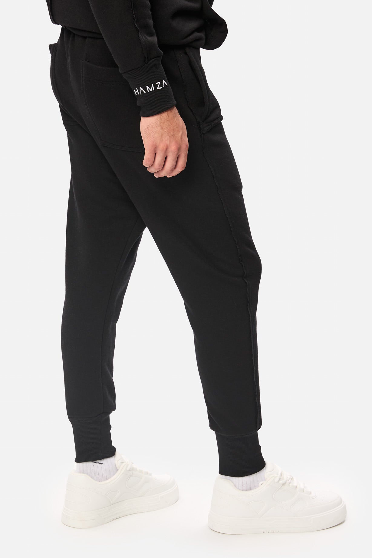 Pantaloni negrii Crudo Black  Unfinished edges , confecționat din bumbac, perfect pentru un stil casual și urban.