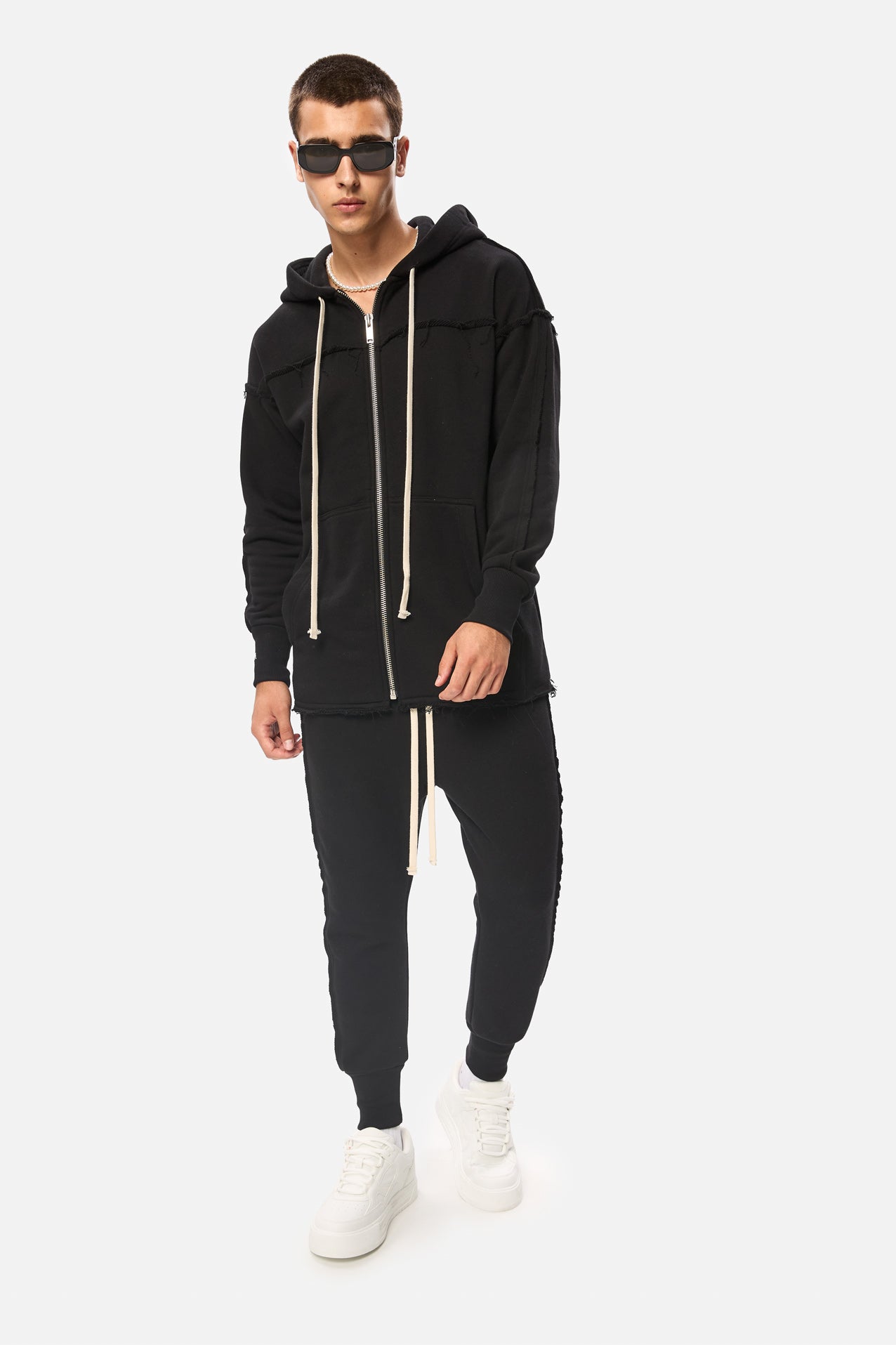 Pantaloni negrii Crudo Black  Unfinished edges , confecționat din bumbac, perfect pentru un stil casual și urban.