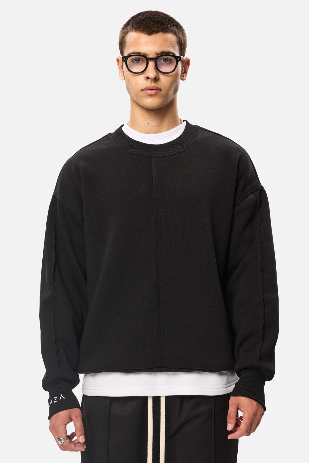 Crudo Black Sweatshirt Pulover negru  Unfinished edges , confecționat din bumbac, perfect pentru un stil casual și urban.