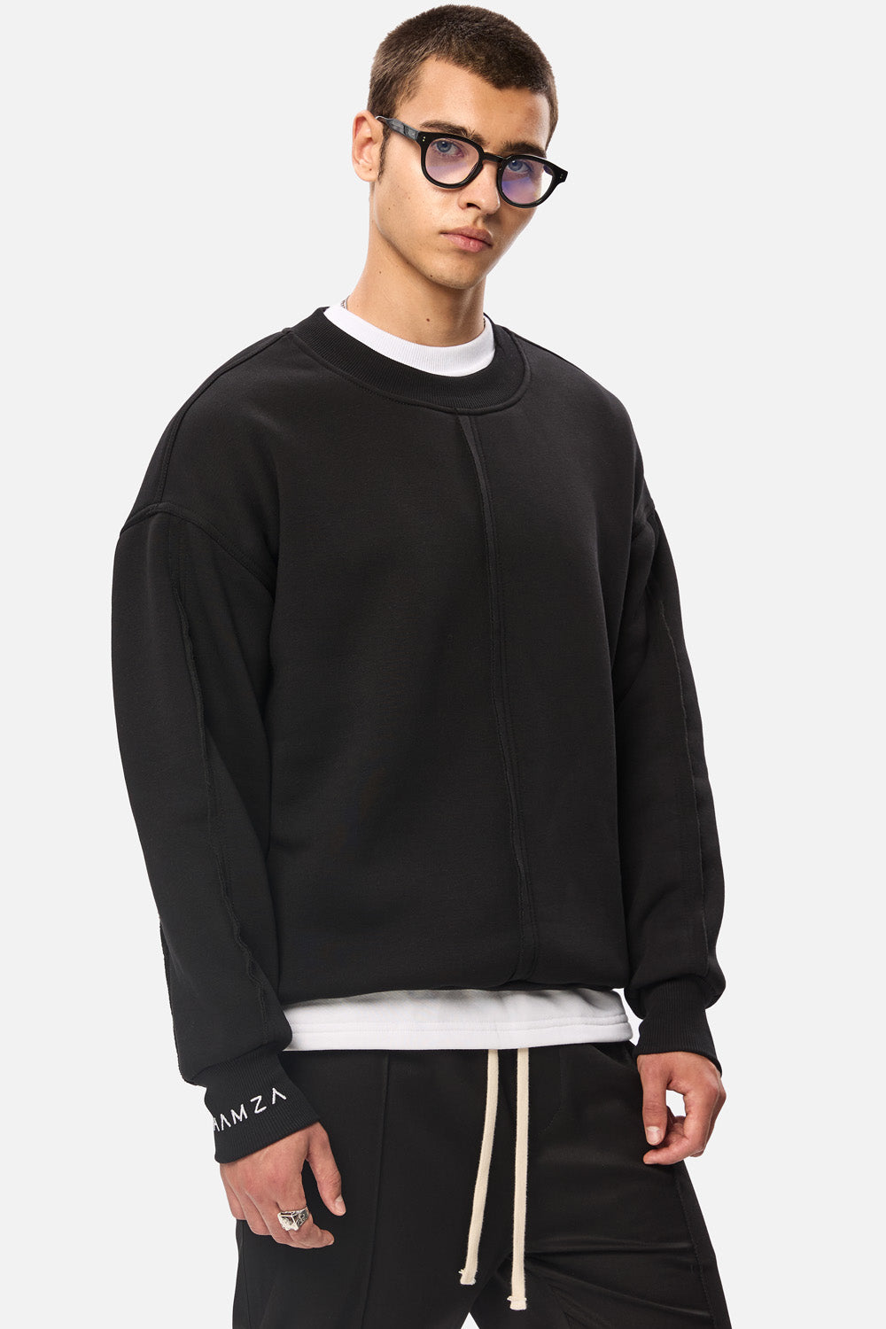 Crudo Black Sweatshirt Pulover negru  Unfinished edges , confecționat din bumbac, perfect pentru un stil casual și urban.