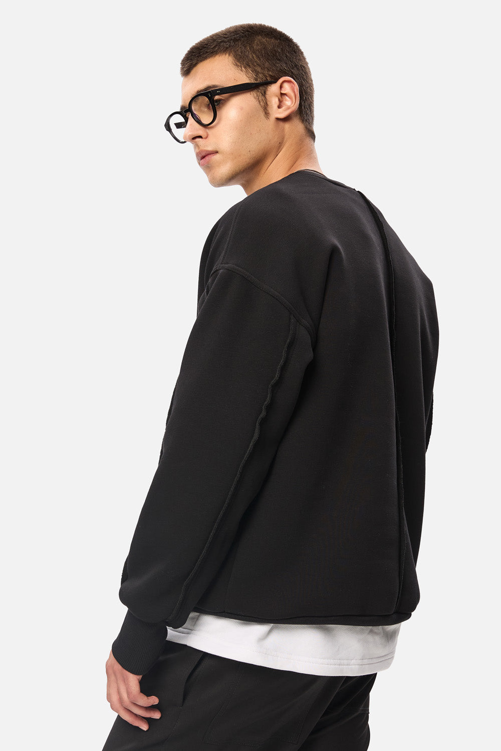 Crudo Black Sweatshirt Pulover negru  Unfinished edges , confecționat din bumbac, perfect pentru un stil casual și urban.