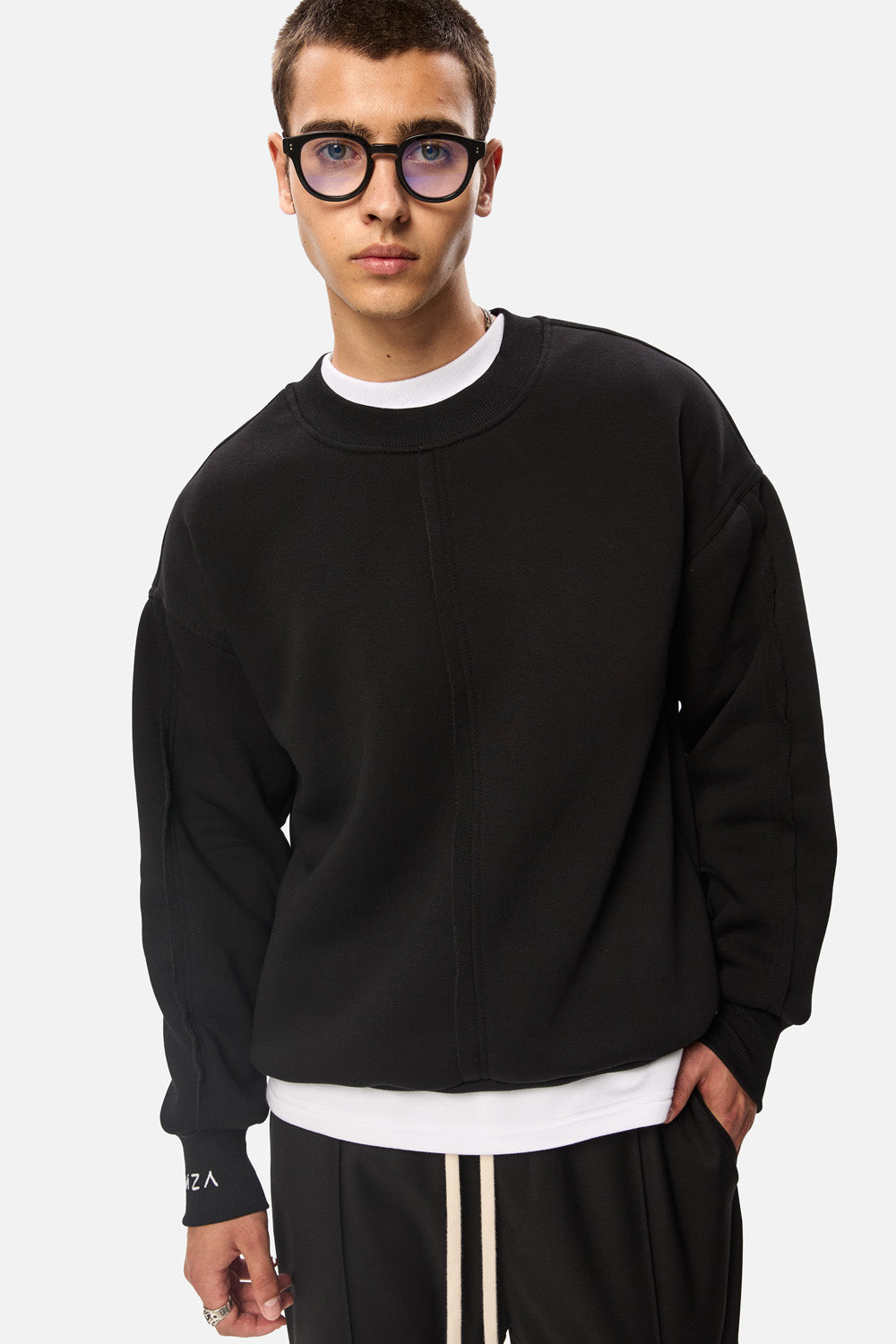 Crudo Black Sweatshirt Pulover negru  Unfinished edges , confecționat din bumbac, perfect pentru un stil casual și urban.