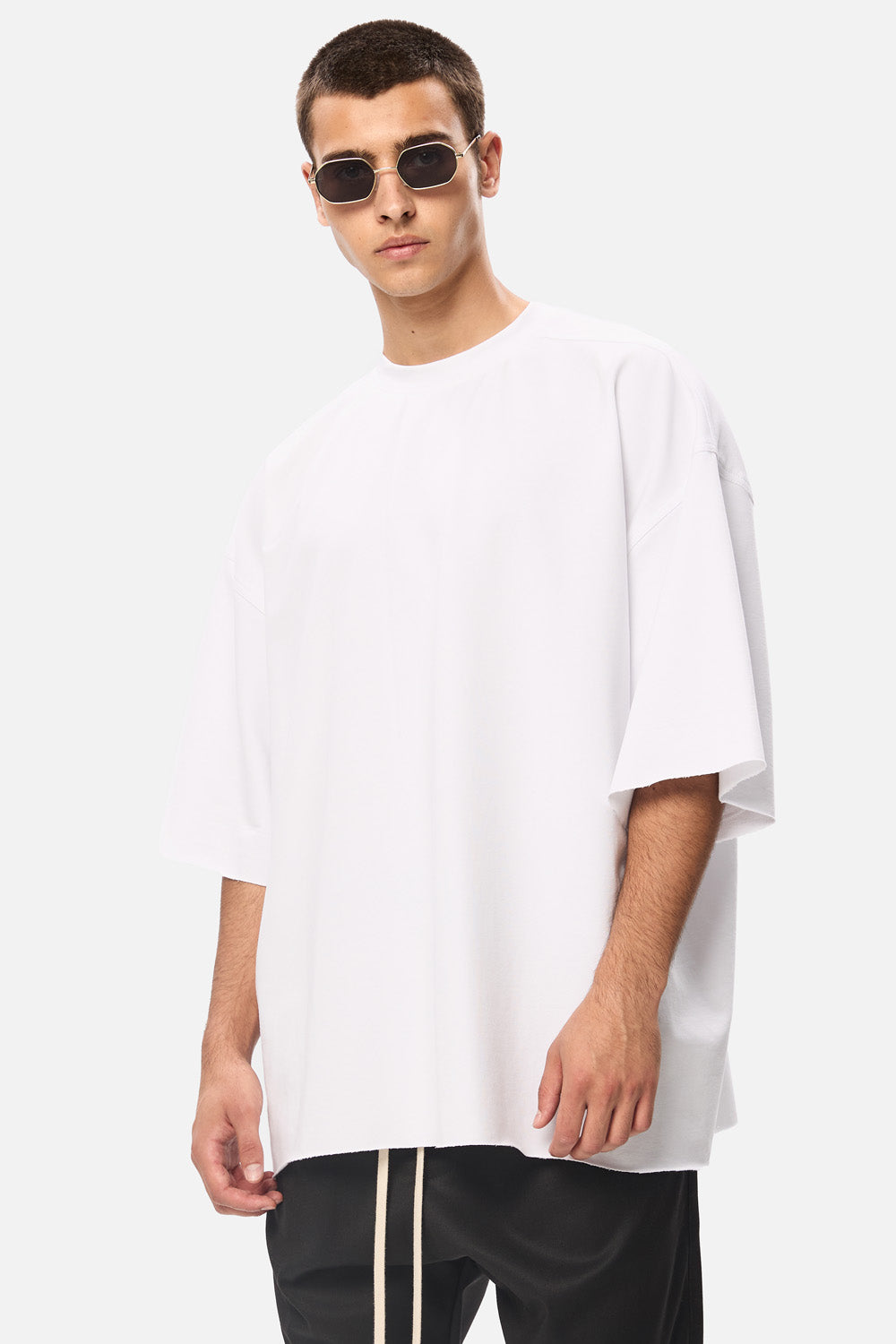 Tricou bărbați oversized, alb, minimalist, cu print artistic, din bumbac premium.