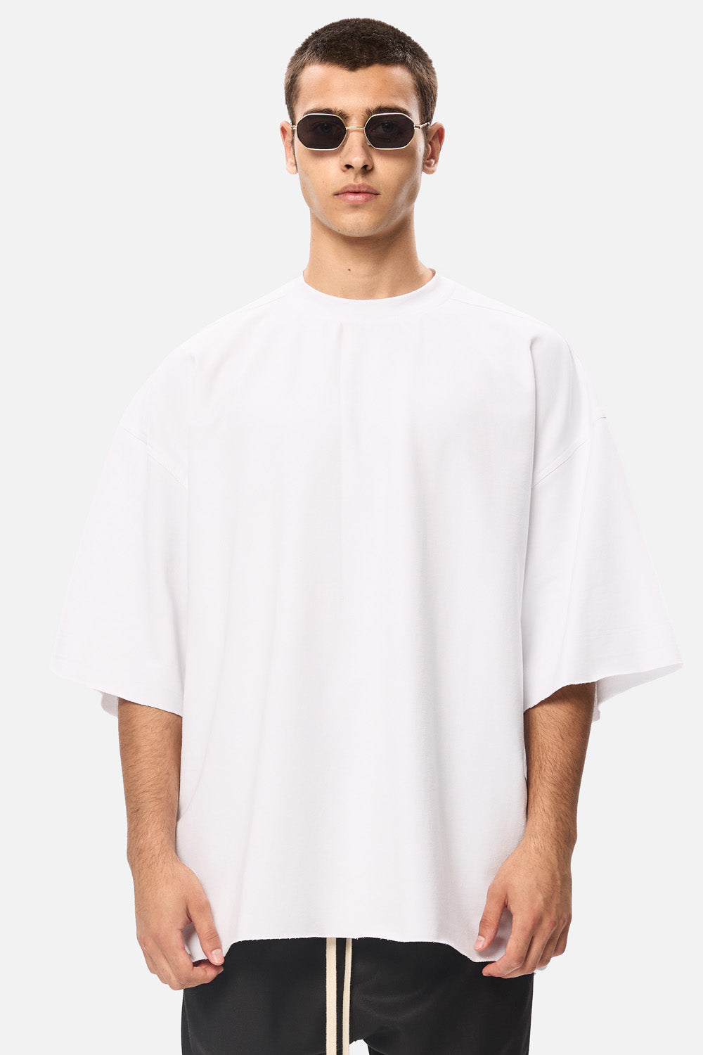 Tricou bărbați oversized, alb, minimalist, cu print artistic, din bumbac premium.