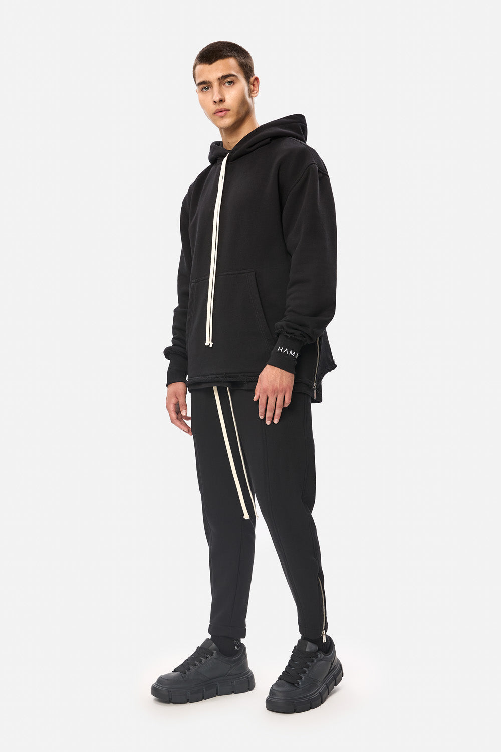 Dark printed with zips Tracksuit trening negru printat, confecționat din bumbac, perfect pentru un stil casual și urban.