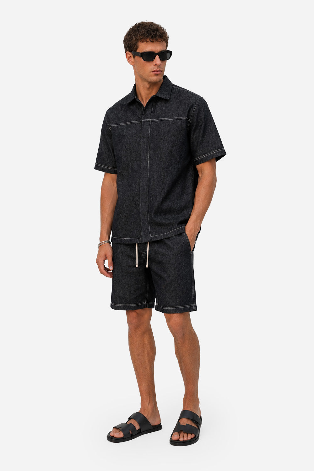 Cămașă bărbătească din denim negru din bumbac, purtată de un model masculin, vedere laterală