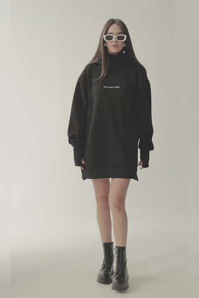 Hanorac negru Oversized pentru femei, cu broderie și glugă dublată, confecționat din bumbac premium, ideal pentru ținute casual și streetwear.