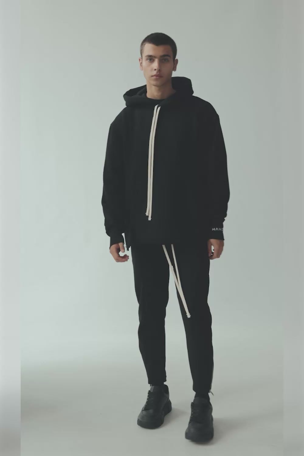 Dark printed with zips Tracksuit trening negru printat, confecționat din bumbac, perfect pentru un stil casual și urban.