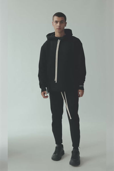 Dark printed with zips Tracksuit trening negru printat, confecționat din bumbac, perfect pentru un stil casual și urban.