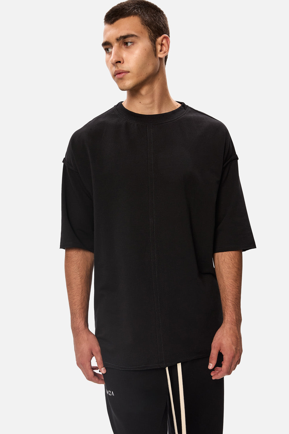 Tricou negru oversized Lisabona pentru bărbați, confecționat din bumbac moale, ideal pentru ținute casual.