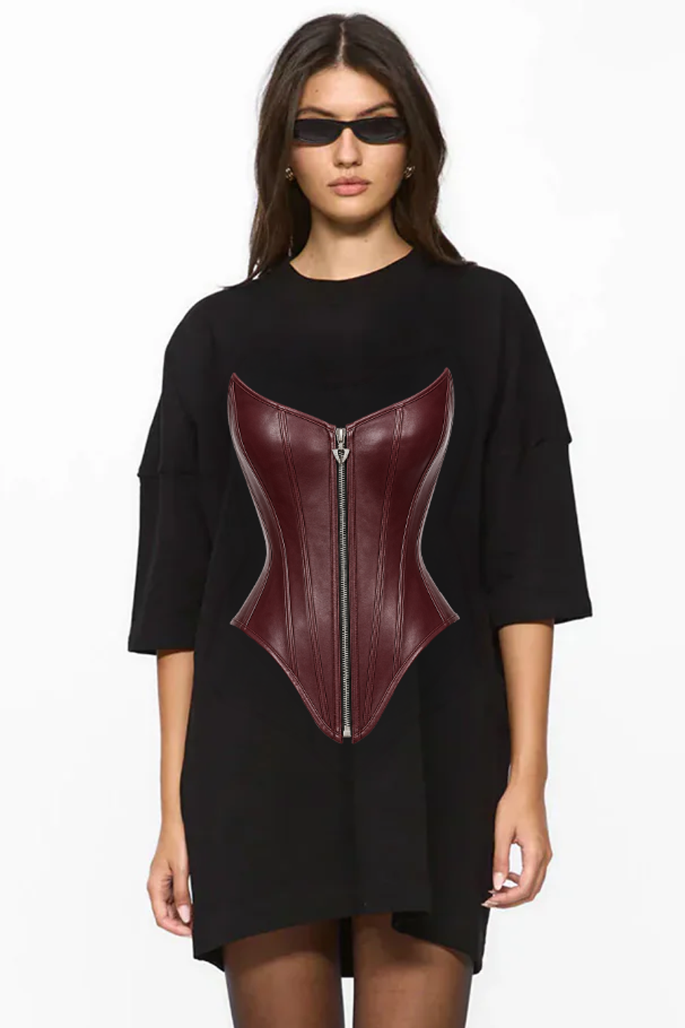 Rochie mini oversized damă neagră din bumbac organic cu imprimeu frontal, purtată de un model feminin, vedere din față