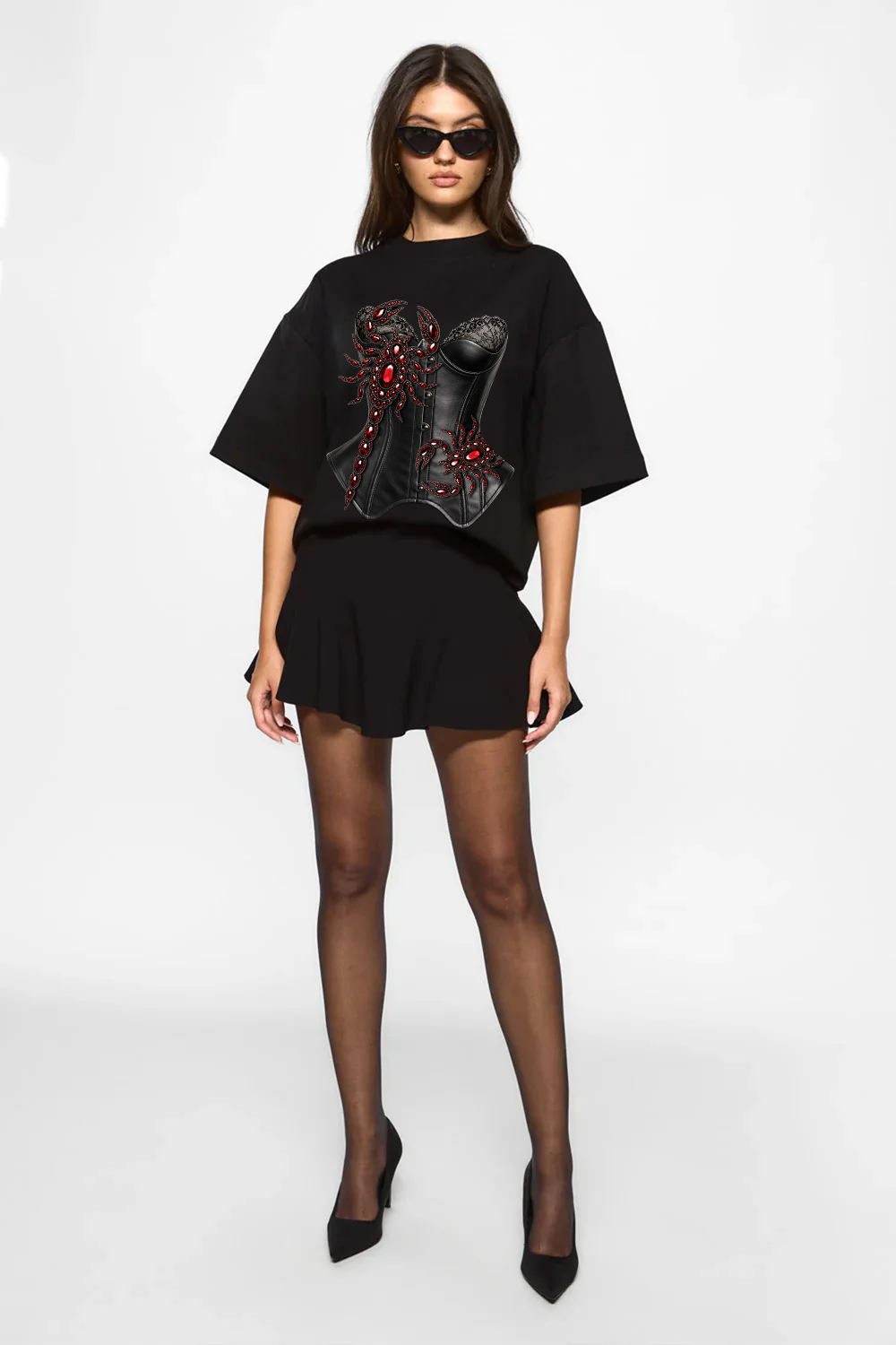Tricou oversized damă negru din vâscoză cu imprimeu frontal și mâneci clopot, prezentat într-un look complet