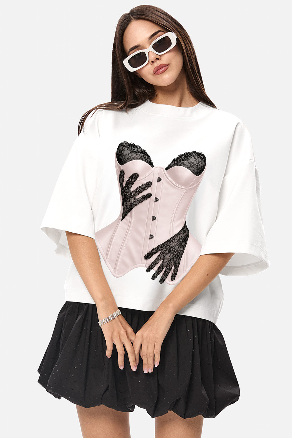 Tricou oversized damă off-white din vâscoză cu imprimeu frontal și mâneci clopot, purtat de un model feminin, vedere din față