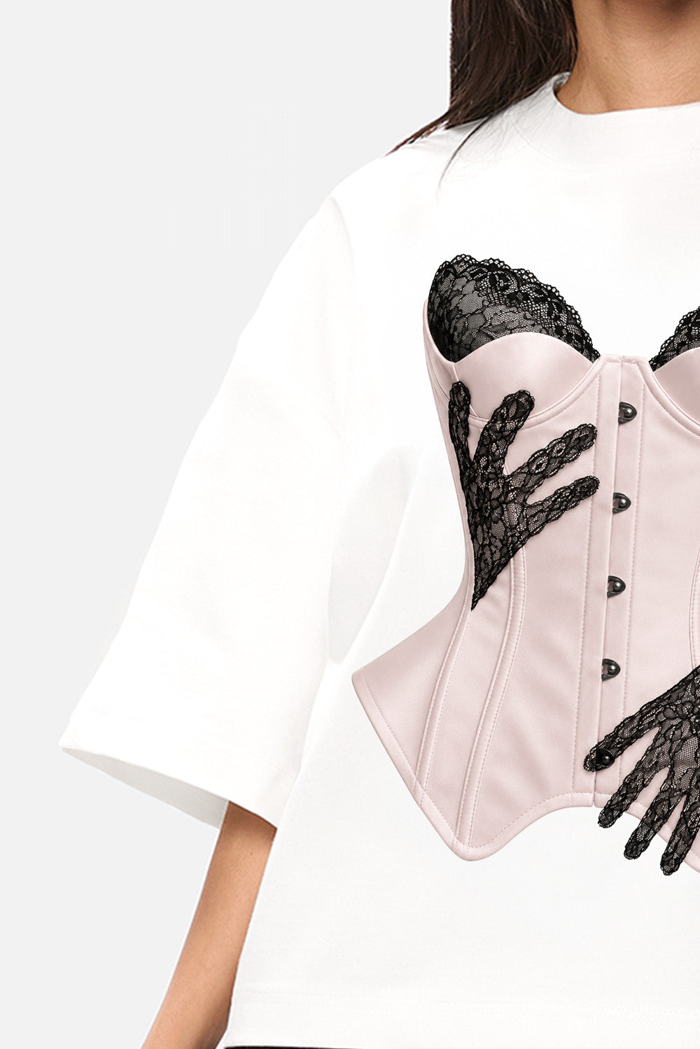 Detaliu al imprimeului frontal al tricoului oversized damă off-white din vâscoză