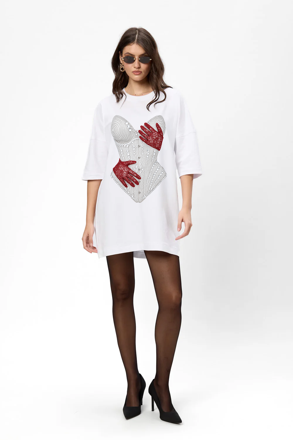 Rochie mini oversized damă albă din bumbac organic cu imprimeu față-spate, prezentată într-un look complet