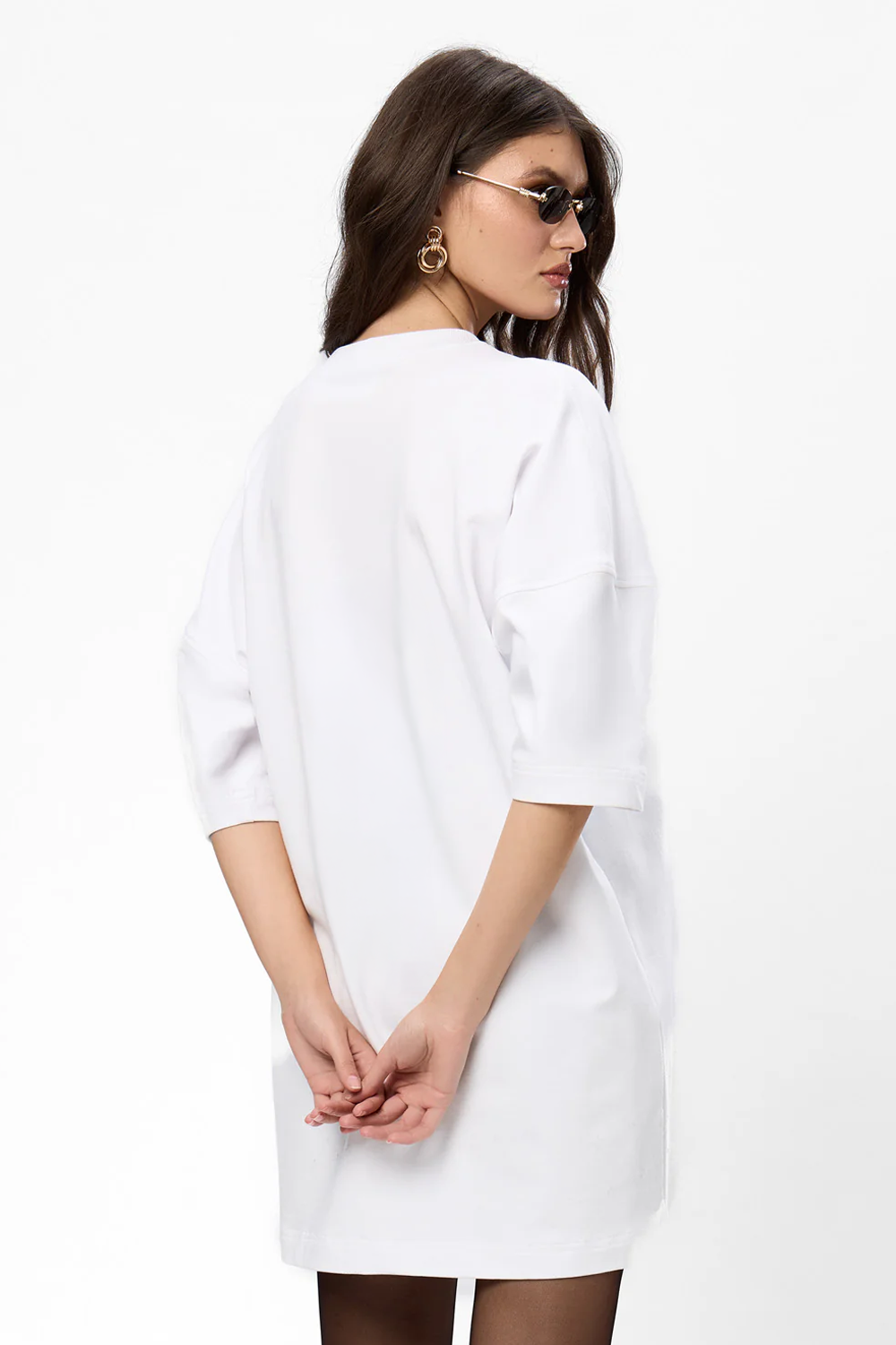 Rochie mini oversized damă albă din bumbac organic cu imprimeu față-spate, purtată de un model feminin, vedere din spate