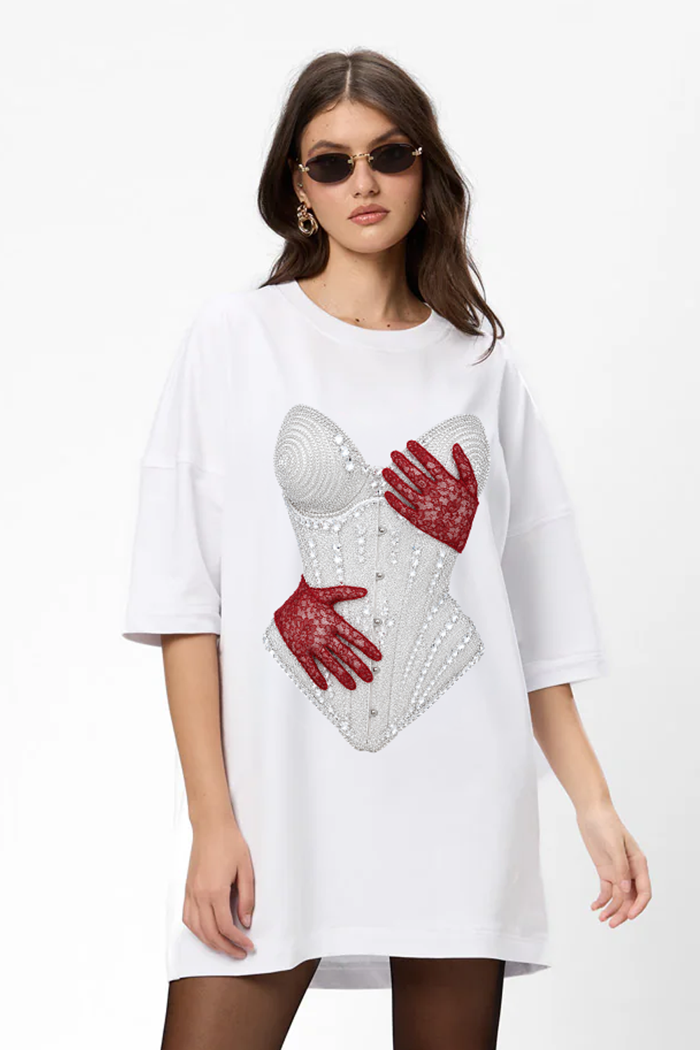 Rochie mini oversized damă albă din bumbac organic cu imprimeu față-spate, purtată de un model feminin, vedere din față
