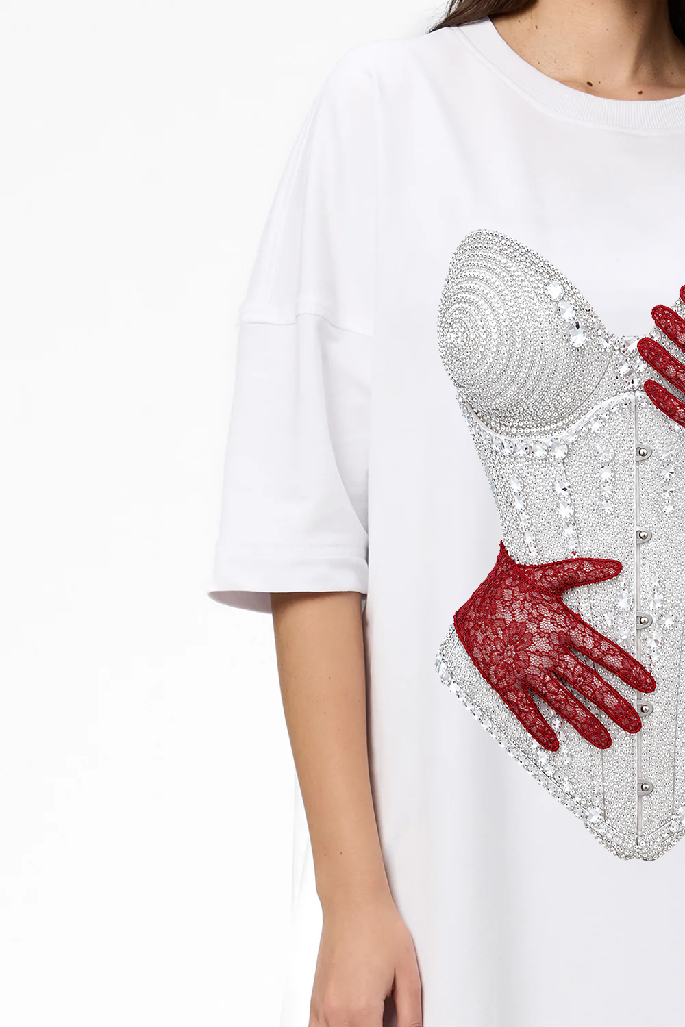 Detaliu al imprimeului față-spate al rochiei mini oversized damă albă din bumbac organic