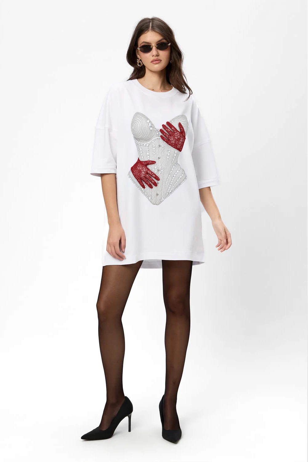 Rochie mini oversized damă albă din bumbac organic cu imprimeu față-spate, prezentată într-un look complet
