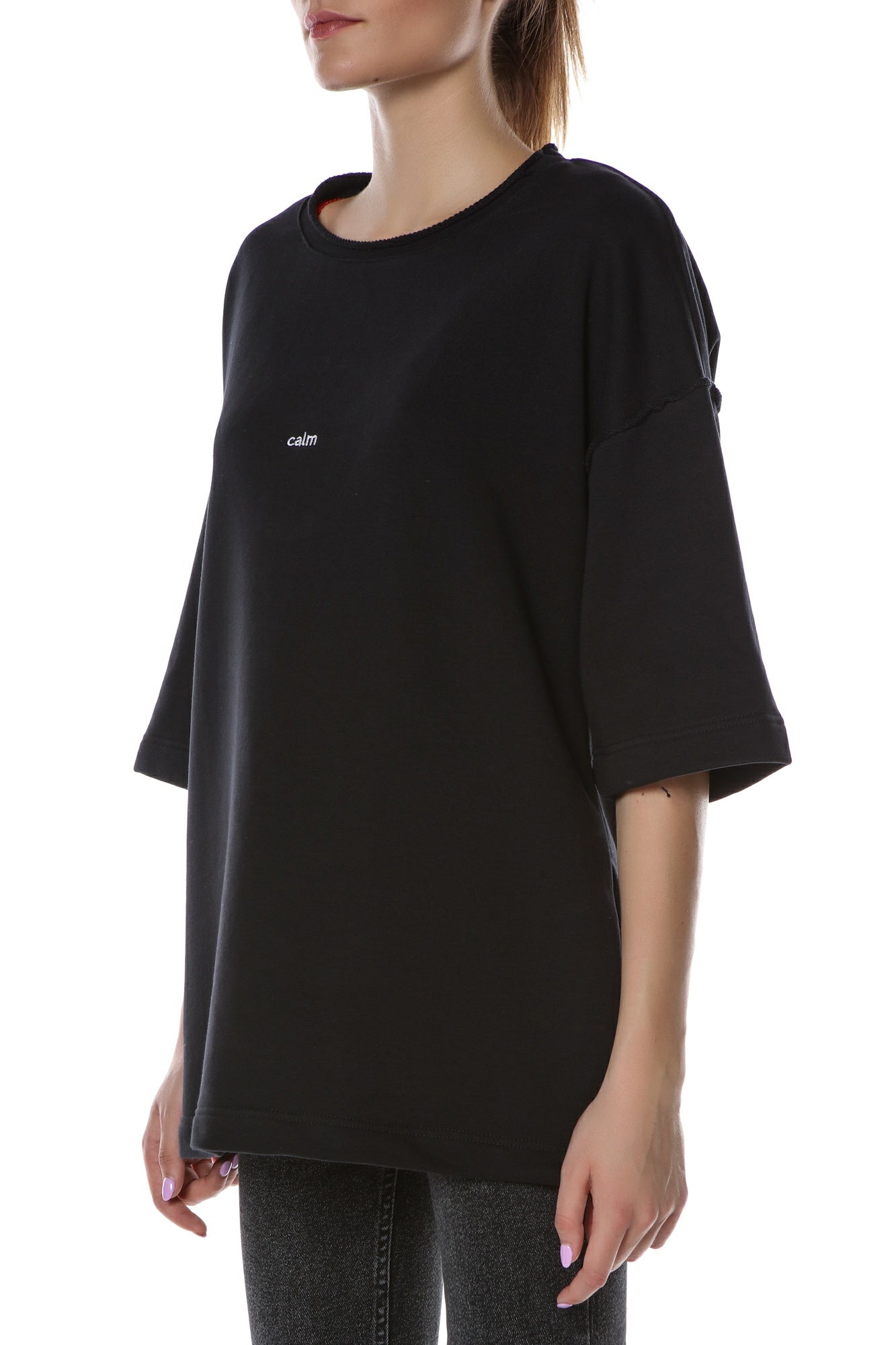 side women tshirtTricou Brodat "Calm" | Femei | Negru Elegant, Moale & Confortabil | Liniște & Echilibru | Atelier Hamza